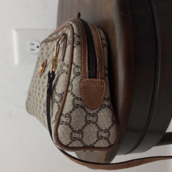 Authentic Vintage Gucci Plus GG Monogram Supreme Clutch Crossbody Bag - Picture 4 of 9